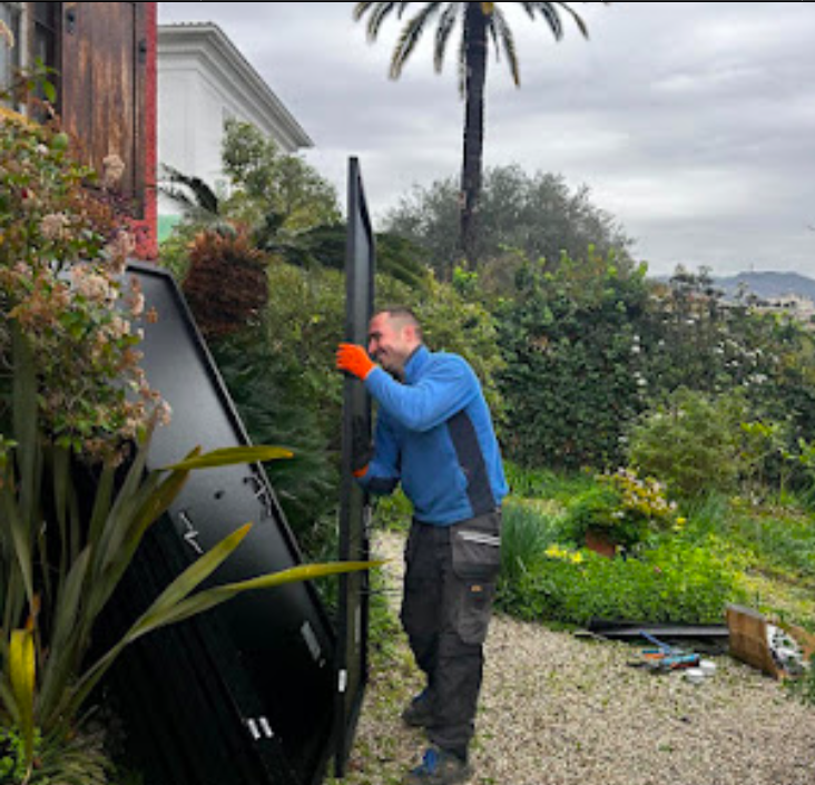 Pose d'un panneau solaire par un technicien AUDIT HOM