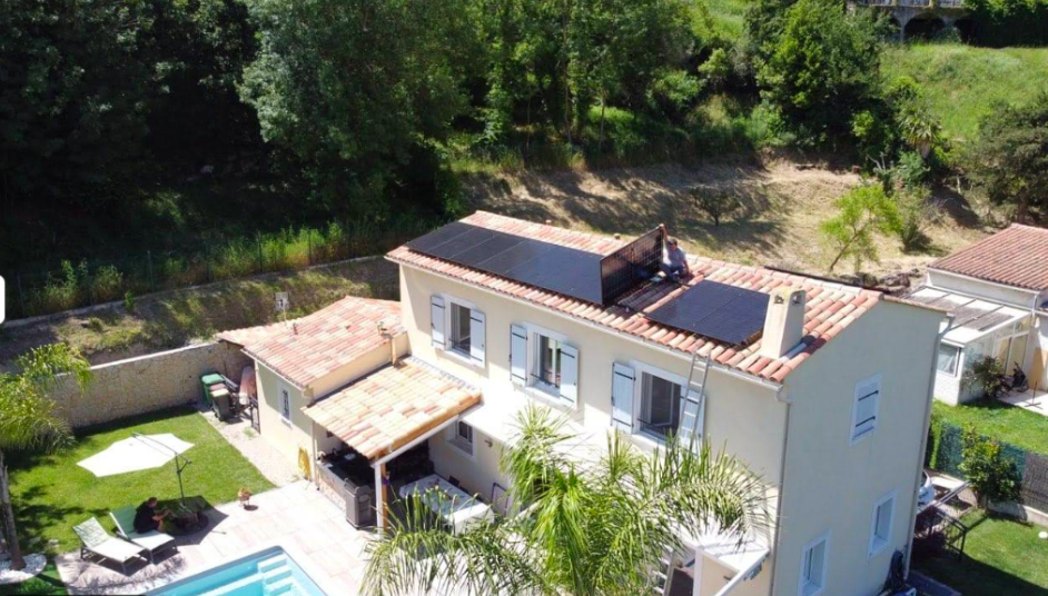 Installation de panneaux solaires sur la toiture d'une maison en PACA